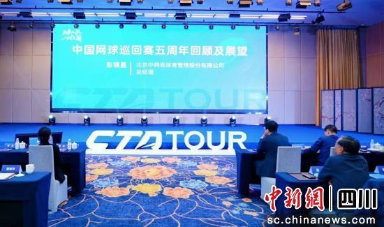 展现出无与